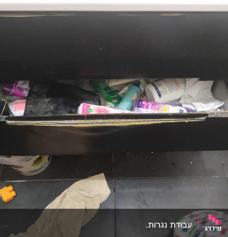מגירה פתוחה עם מוצרי טיפוח שונים